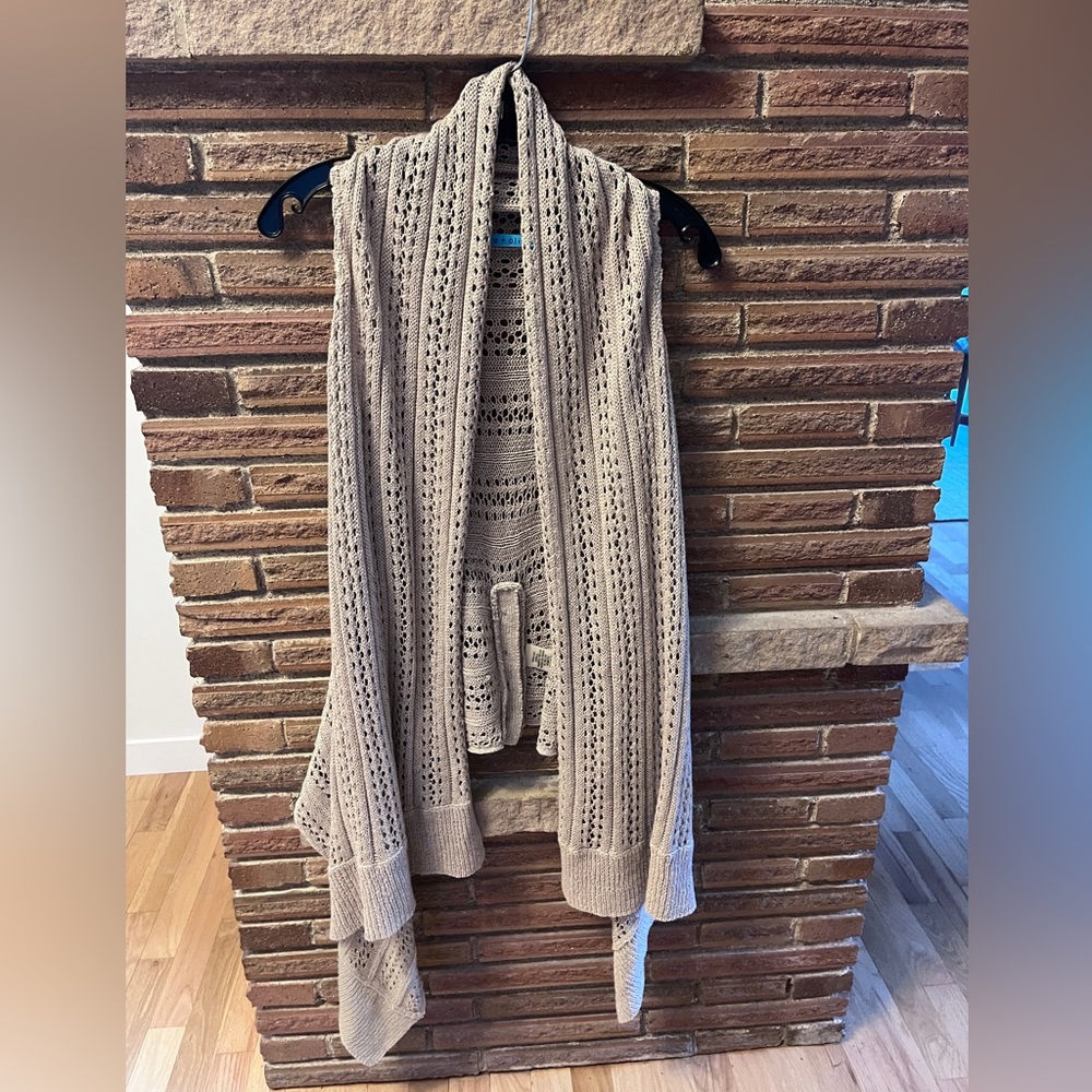 Alice and olive crochet vest 100% linen No size is on tag but fits size 0-2.